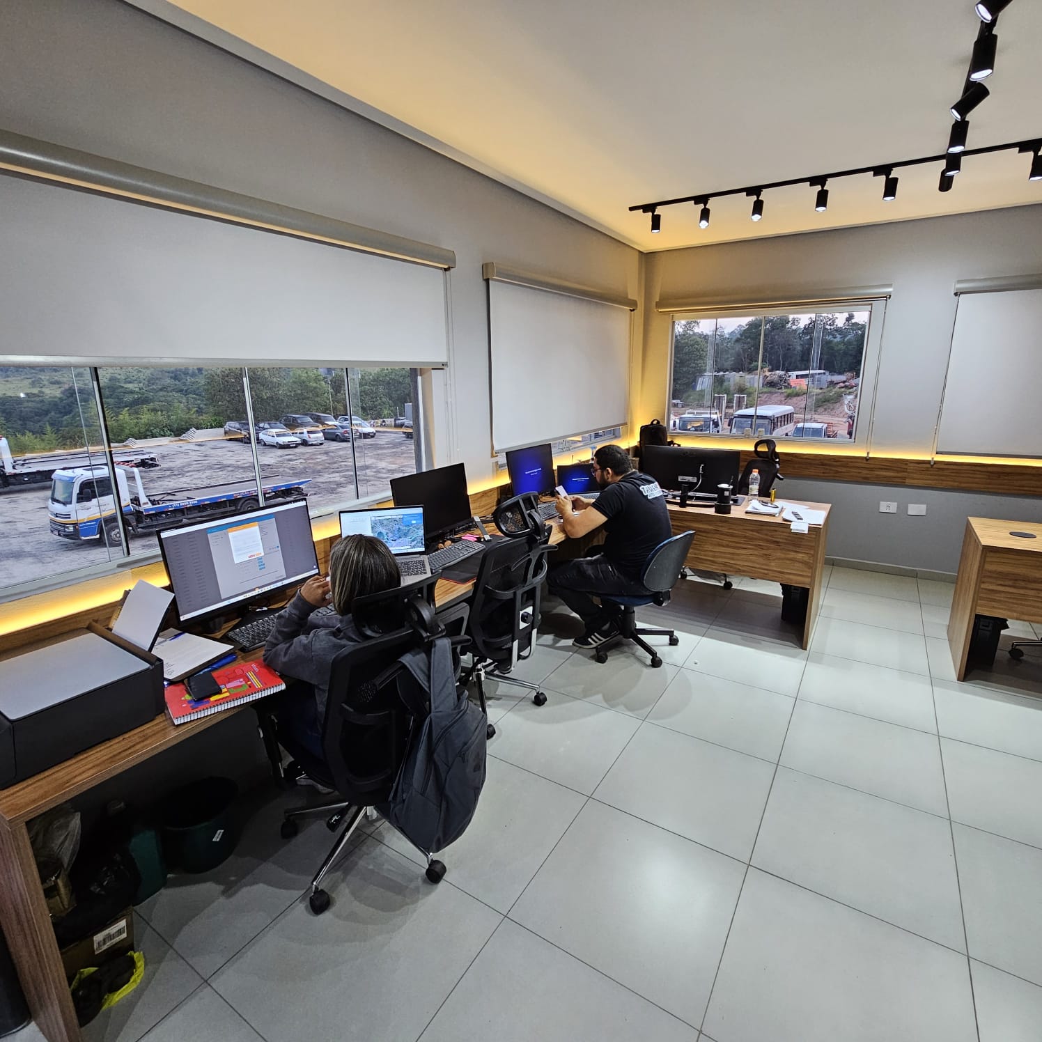 Central de operações Thurenzo com equipe monitorando atendimentos