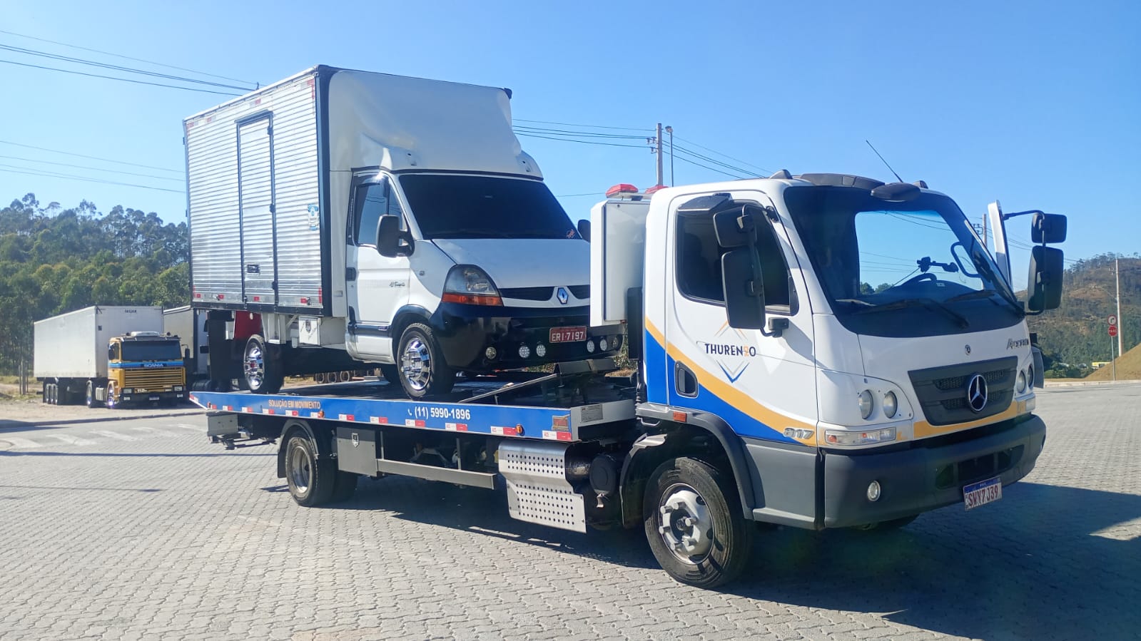 Plataforma Thurenzo transportando furgão Renault Master