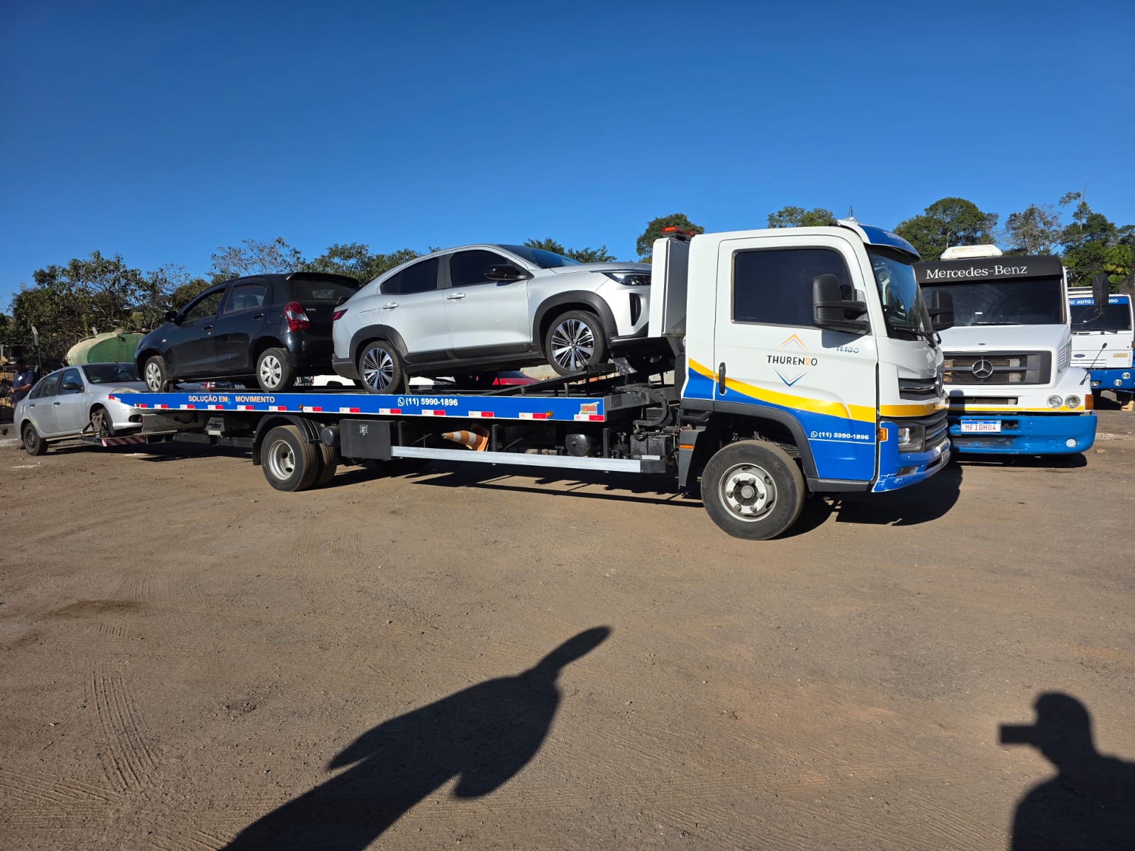 Plataforma Thurenzo transportando dois veículos